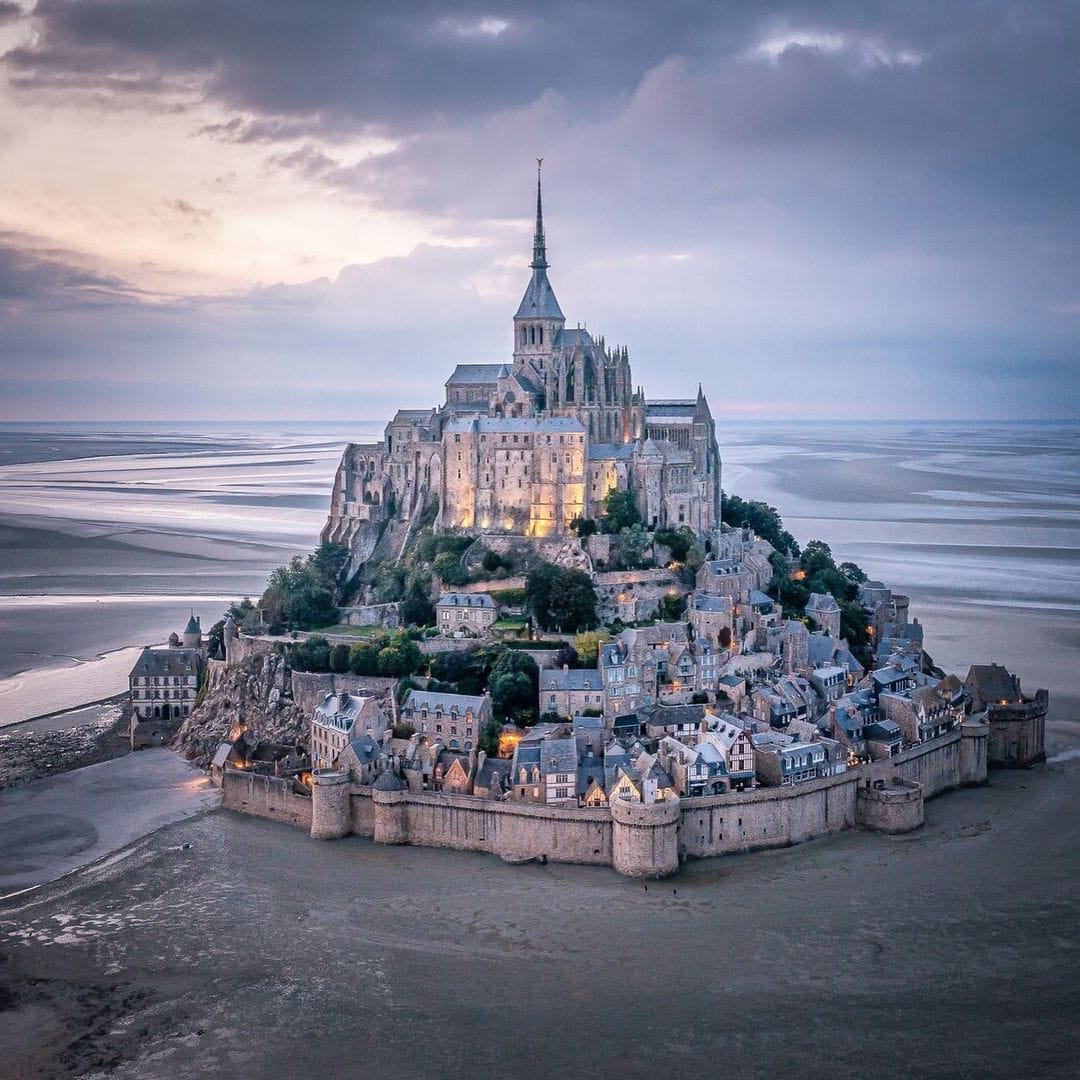 Mont Saint Michel: Reiseführer, Geschichte & Gezeiten-Tipps